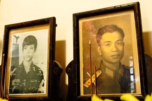 Di ảnh anh hùng - liệt sĩ Lê Minh Trường (trái) và người bố là liệt sĩ Hồng Minh Kỳ (Lê Thái), trên bàn thờ gia đình