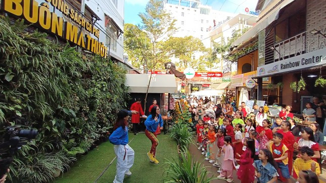 Ban tổ chức sẽ thực hiện chuỗi hoạt động văn hóa, văn nghệ diễn ra đến hết ngày mùng 6 Tết gắn với sách như: Ra quân Chủ Nhật Xanh (đổi sách lấy cây xanh, trạm thu gom pin cũ); Giao lưu các tác giả sách tại khu vực Tây Nguyên (Gia Lai, Đắk Nông, Kon Tum...)