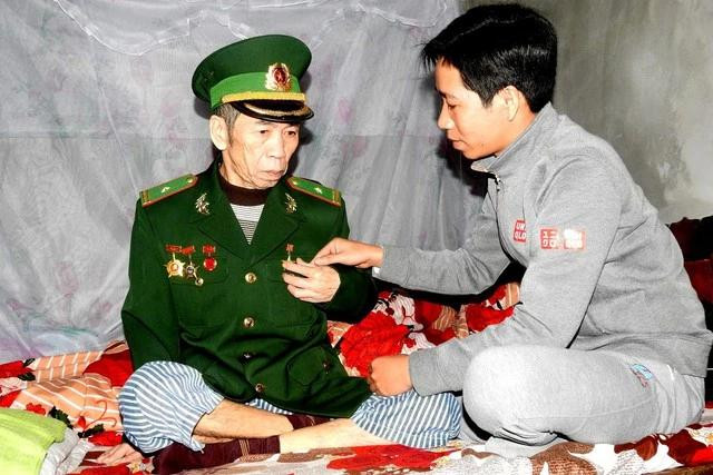 Anh hùng Hoàng Văn Khoáy và con trai Hoàng Văn Việt, năm 2017 Anh hùng Hoàng Văn Khoáy và con trai Hoàng Văn Việt, năm 2017