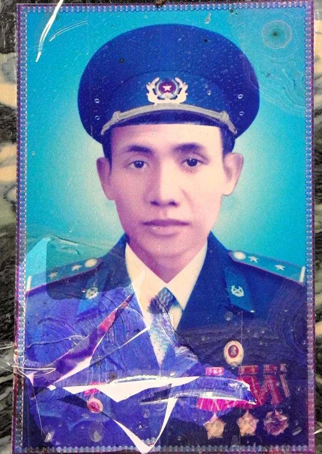 Di ảnh anh hùng - liệt sĩ Nguyễn Đình Thuần