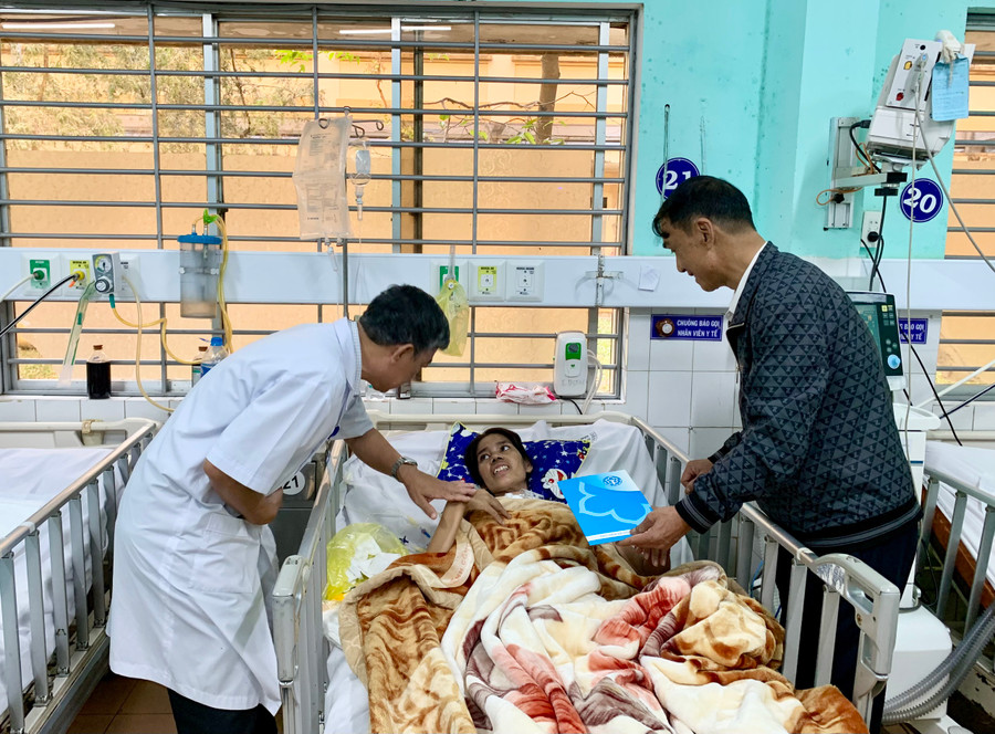 Đại diện lãnh đạo BHXH Gia Lai thăm tặng quà bệnh nhân BHYT nằm điều trị tại các bệnh viện trong dịp Tết. Ảnh: Như Nguyện