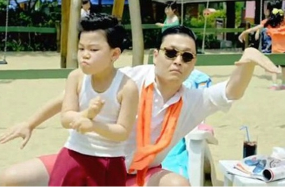 Hwang Min Woo trong MV Gangnam Style của nam ca sĩ Hàn Quốc PSY Hwang Min Woo trong MV Gangnam Style của nam ca sĩ Hàn Quốc PSY