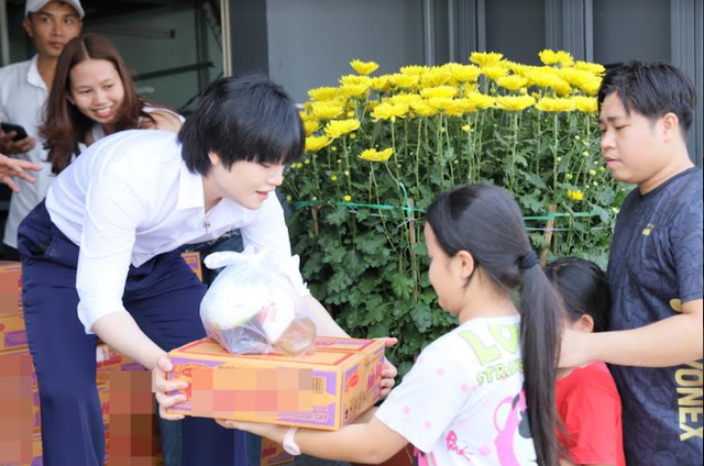 "Psy nhí" Hwang Min Woo trao quà cho các gia đình khó khăn "Psy nhí" Hwang Min Woo trao quà cho các gia đình khó khăn