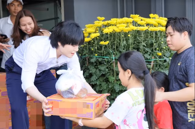 "Psy nhí" Hwang Min Woo trao quà cho các gia đình khó khăn