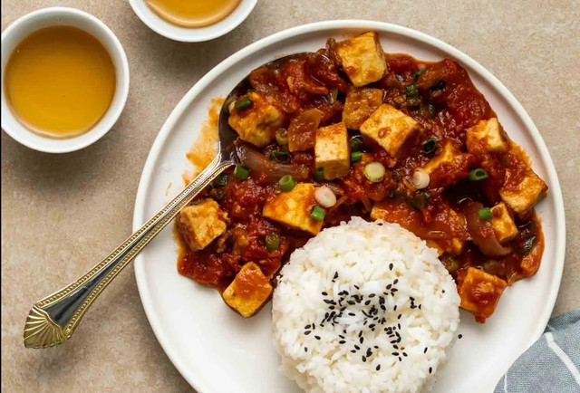 Món đậu hũ sốt cà kèm một ly trà là gợi ý thú vị cho bữa cơm giữa các buổi tiệc liên miên - Ảnh minh họa từ Internet