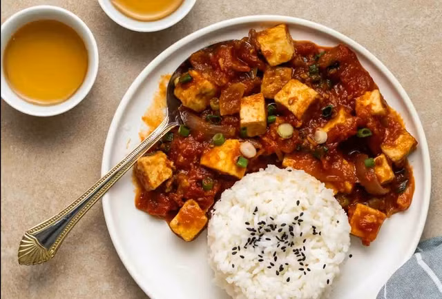 Món đậu hũ sốt cà kèm một ly trà là gợi ý thú vị cho bữa cơm giữa các buổi tiệc liên miên - Ảnh minh họa từ Internet