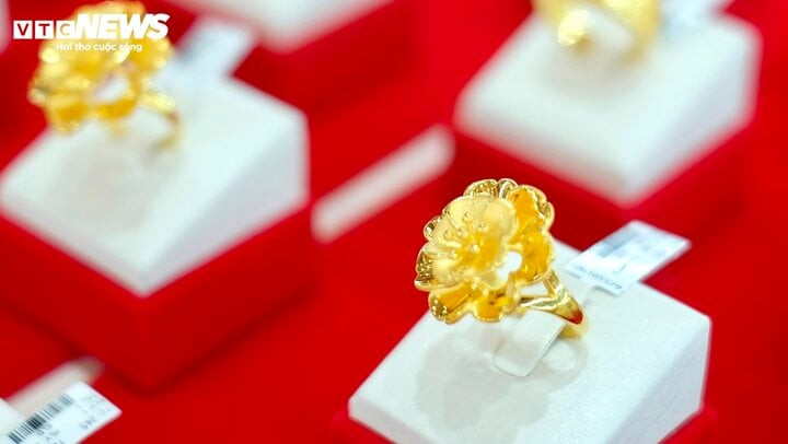 Giá vàng hôm nay giảm nhẹ. Giá vàng hôm nay giảm nhẹ.