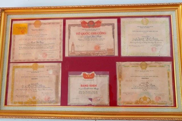 Các phần thưởng của anh hùng Quách Văn Rạng được gia đình lưu giữ