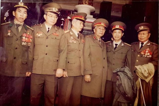Anh hùng Hoàng Văn Khoáy (trái) với các tướng lĩnh, sĩ quan cao cấp Anh hùng Hoàng Văn Khoáy (trái) với các tướng lĩnh, sĩ quan cao cấp