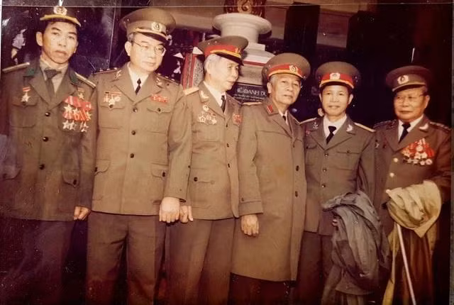 Anh hùng Hoàng Văn Khoáy (trái) với các tướng lĩnh, sĩ quan cao cấp