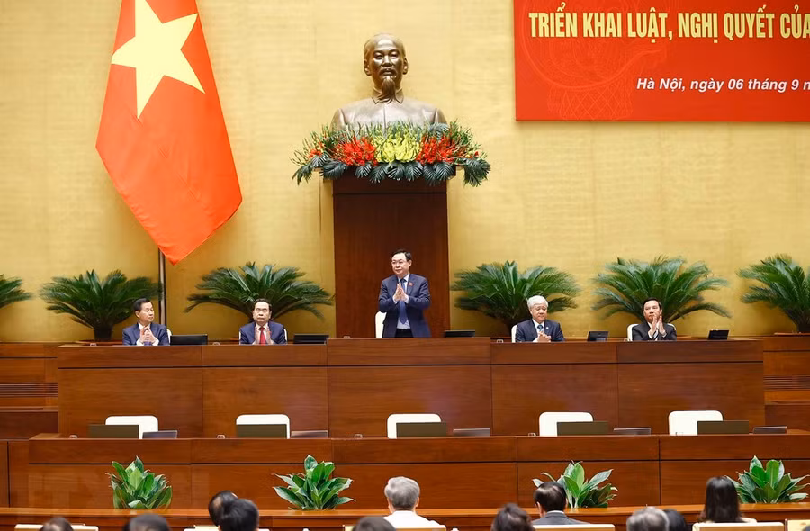 Chủ tịch Quốc hội Vương Đình Huệ chủ trì hội nghị lần thứ nhất triển khai luật, nghị quyết của Quốc hội khoá XV, tháng 9/2023. (Ảnh: Doãn Tấn/TTXVN)