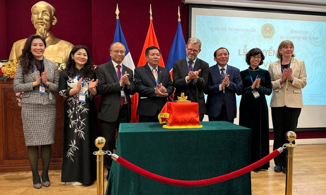 Ông Nguyễn Văn Hùng - Bộ trưởng Văn hóa, Thể thao và Du lịch - đứng thứ ba từ phải sang, bà Lê Thị Thu Hiền - Cục trưởng Di sản Văn hóa (trái) dự lễ chuyển giao ấn vàng &quot;Hoàng đế chi bảo&quot;