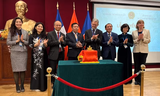 Ông Nguyễn Văn Hùng - Bộ trưởng Văn hóa, Thể thao và Du lịch - đứng thứ ba từ phải sang, bà Lê Thị Thu Hiền - Cục trưởng Di sản Văn hóa (trái) dự lễ chuyển giao ấn vàng "Hoàng đế chi bảo"