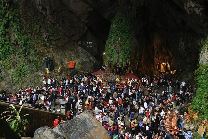Đông đảo người dân, du khách đến thắp hương, lễ Phật trong động Hương Tích. Ảnh: Minh Quyết - TTXVN Đông đảo người dân, du khách đến thắp hương, lễ Phật trong động Hương Tích. Ảnh: Minh Quyết - TTXVN