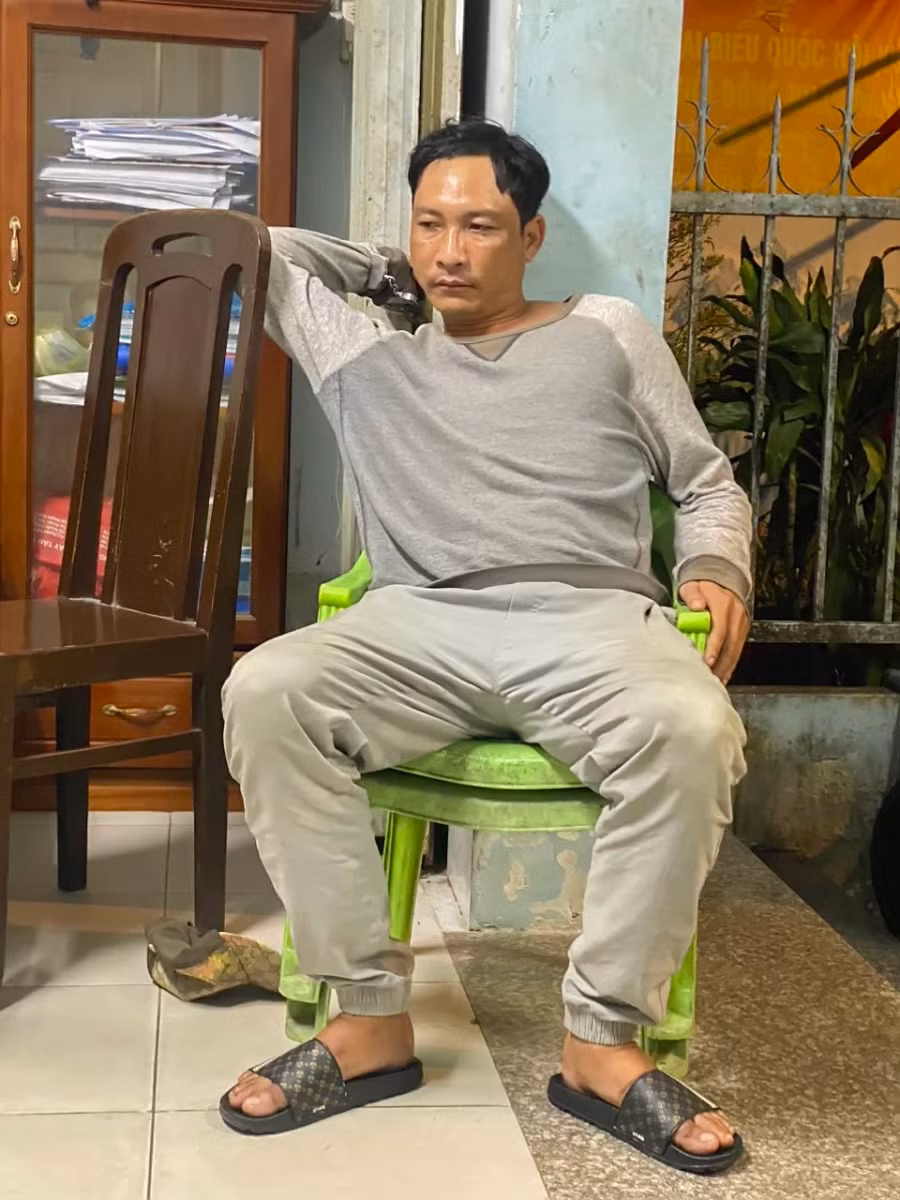 Nguyễn Hoàng Hưng tại cơ quan công an. Ảnh: Nam Long