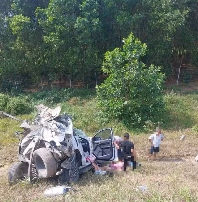 Ô tô 7 chỗ BS 36A-485.67 văng ra khỏi cao tốc, bị "vò nát" sau cú va chạm Ô tô 7 chỗ BS 36A-485.67 văng ra khỏi cao tốc, bị "vò nát" sau cú va chạm