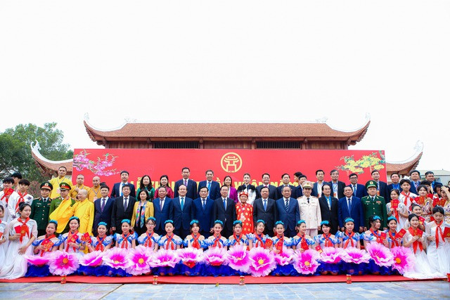 Các đại biểu chụp ảnh lưu niệm tại Khu lưu niệm Anh hùng dân tộc-Danh nhân văn hoá thế giới Nguyễn Trãi Các đại biểu chụp ảnh lưu niệm tại Khu lưu niệm Anh hùng dân tộc-Danh nhân văn hoá thế giới Nguyễn Trãi