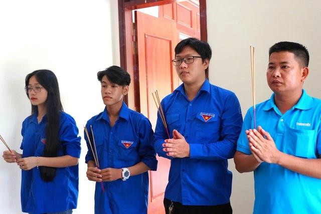 PV Thanh Niên (phải) và đoàn viên, thanh niên ở Hà Tĩnh thăm viếng anh hùng - liệt sĩ Nguyễn Văn Nhâm PV Thanh Niên (phải) và đoàn viên, thanh niên ở Hà Tĩnh thăm viếng anh hùng - liệt sĩ Nguyễn Văn Nhâm
