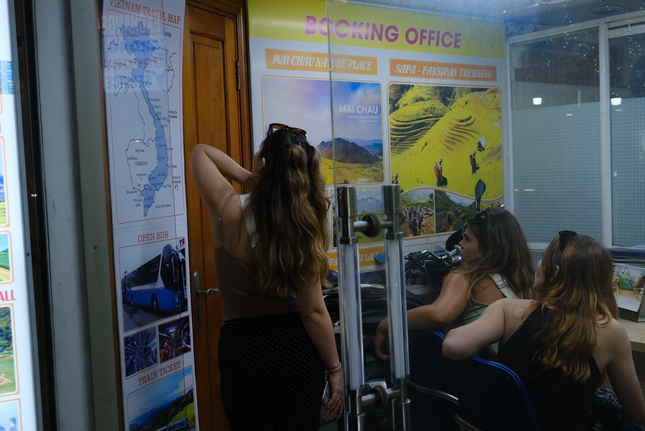 Du khách quốc tế chỉ quan tâm tới tour ngắn ngày, chi phí thấp khi đặt trực tiếp. Ảnh: Trần An. Du khách quốc tế chỉ quan tâm tới tour ngắn ngày, chi phí thấp khi đặt trực tiếp. Ảnh: Trần An.