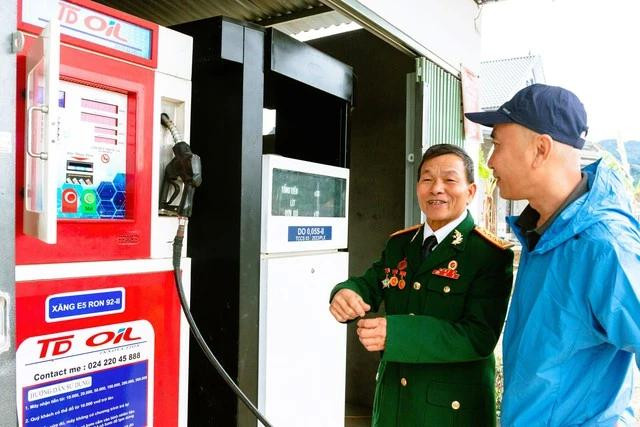 Công việc hiện tại của anh hùng Hoàng Minh Phương là trông coi cây xây của con trai, trong khu tái định cư