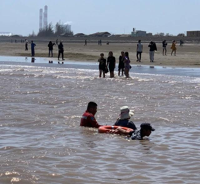 Các thành viên tổ cứu nạn cứu hộ kịp thời cứu và đưa em Đ. vào bờ an toàn