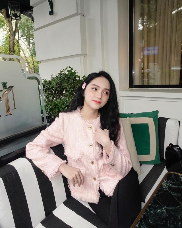 Ngoài set áo dài điệu đà, Hương Giang thay đổi concept đáng yêu cho mùa xuân năm nay khi xuống phố cùng bạn bè.