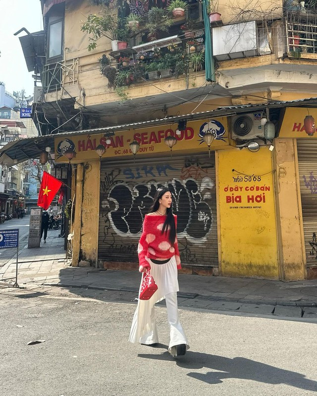 Điển hình có Quỳnh Anh Shyn diện set quần ống loe và áo len dày.