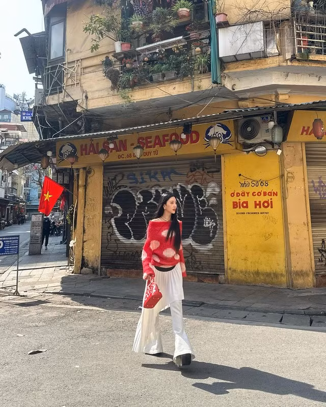 Điển hình có Quỳnh Anh Shyn diện set quần ống loe và áo len dày.