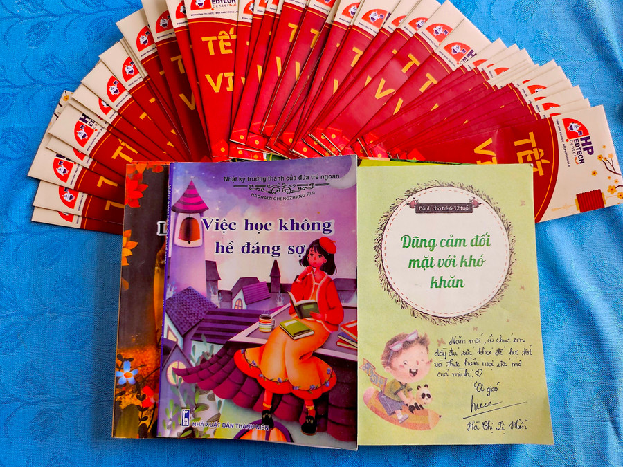 Những món quà dễ thương được cô Hà Thị Lệ Hiền-giáo viên Trường THCS Nguyễn Du (phường Ia Kring, TP. Pleiku) chuẩn bị để tặng học sinh trong buổi học "khai xuân". Ảnh: Mộc Trà Những món quà dễ thương được cô Hà Thị Lệ Hiền-giáo viên Trường THCS Nguyễn Du (phường Ia Kring, TP. Pleiku) chuẩn bị để tặng học sinh trong buổi học "khai xuân". Ảnh: Mộc Trà