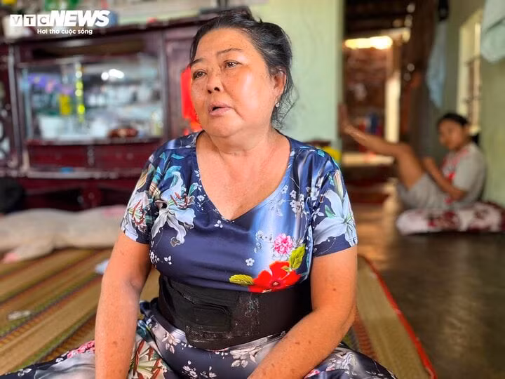 Bà Tuyết mắt ngấn lệ kể về hoàn cảnh các cháu.