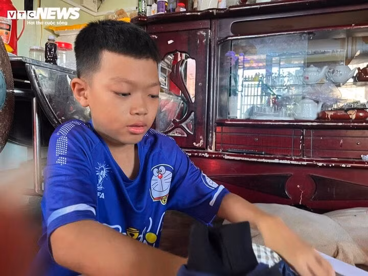 Từ ngày mẹ đi làm xa, đêm nào Bảo cũng khóc vì nhớ mẹ.