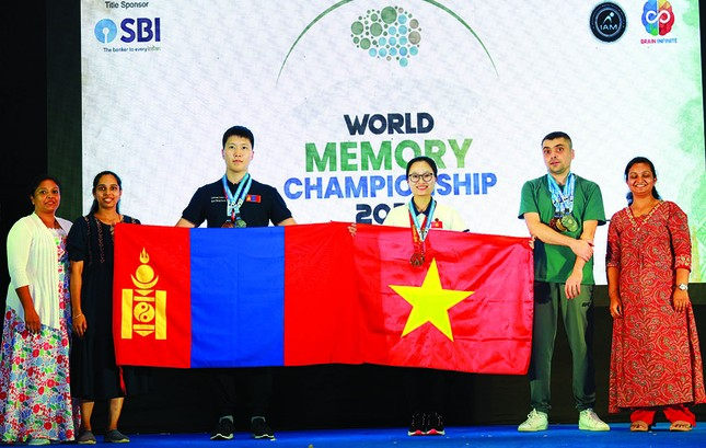 Đặng Ngọc Phương Trinh (thứ 3, bên phải) phá kỷ lục thế giới trong cuộc thi Siêu trí nhớ thế giới 2023. Ảnh: NVCC