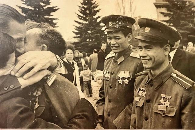 Anh hùng Lê Khắc Xuân (bìa phải) trong chuyến đi thăm Liên Xô (cũ) sau khi được phong anh hùng Anh hùng Lê Khắc Xuân (bìa phải) trong chuyến đi thăm Liên Xô (cũ) sau khi được phong anh hùng