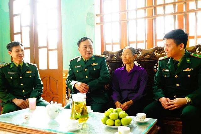 Đại tá Nguyễn Quang Phương (thứ 2 từ trái qua) và cán bộ Trường cao đẳng Biên phòng thăm hỏi thân nhân anh hùng - liệt sĩ Nguyễn Vũ Tráng Đại tá Nguyễn Quang Phương (thứ 2 từ trái qua) và cán bộ Trường cao đẳng Biên phòng thăm hỏi thân nhân anh hùng - liệt sĩ Nguyễn Vũ Tráng