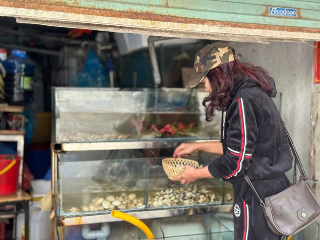 Hải sản cũng được quan tâm trong ngày mùng 2 Tết. Tuy nhiên, không có nhiều lựa chọn và giá các loại đều tăng so với ngày thường. Ngao hai cồi có giá 250.000 đồng/kg; cua, ghẹ có giá 800.000 đồng/kg, tăng 100.000 - 200.000 đồng/kg Hải sản cũng được quan tâm trong ngày mùng 2 Tết. Tuy nhiên, không có nhiều lựa chọn và giá các loại đều tăng so với ngày thường. Ngao hai cồi có giá 250.000 đồng/kg; cua, ghẹ có giá 800.000 đồng/kg, tăng 100.000 - 200.000 đồng/kg