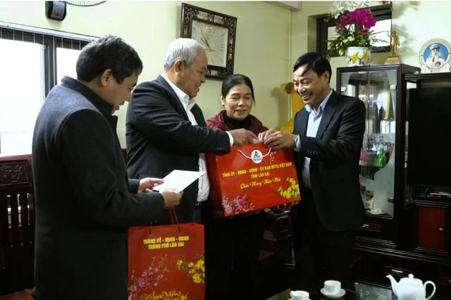 Anh hùng Nguyễn Ngọc Hòa (thứ 2 từ trái qua), nhận quà chúc tết của lãnh đạo Lào Cai, tháng 1.2024