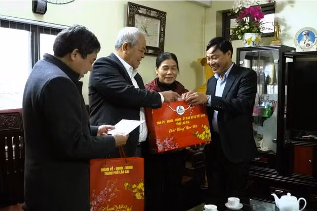 Anh hùng Nguyễn Ngọc Hòa (thứ 2 từ trái qua), nhận quà chúc tết của lãnh đạo Lào Cai, tháng 1.2024