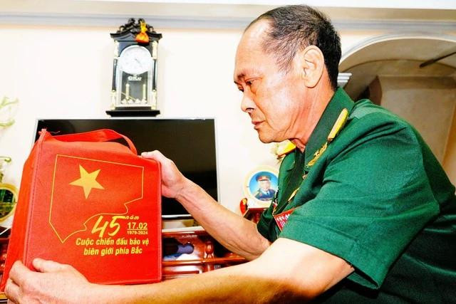 Anh hùng Kiều Xuân Thành với món quà tặng của Báo Thanh Niên, tháng 2.2024 Anh hùng Kiều Xuân Thành với món quà tặng của Báo Thanh Niên, tháng 2.2024