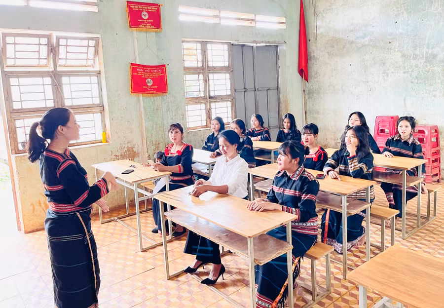 Chị Rah Lan H'Nhum (áo trắng) thường xuyên tham gia sinh hoạt CLB “Nữ thanh niên đặc thù làng Greo Pết”. Ảnh: Mai Ka