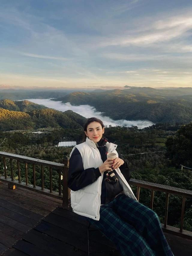 Võ Hoàng Yến từng giành giải Vàng Siêu mẫu Việt Nam 2008, Á hậu 1 Hoa hậu Hoàn vũ Việt Nam 2008 và sau đó giành vé tham dự Miss Universe 2009. Không chỉ có sự nghiệp người mẫu nổi bật, cô còn làm giám khảo cho nhiều chương trình truyền hình thực tế về người mẫu và sắc đẹp như Vietnam's Next Top Model, The Face Vietnam, Hoa hậu Hoàn vũ Việt Nam 2022… Võ Hoàng Yến từng giành giải Vàng Siêu mẫu Việt Nam 2008, Á hậu 1 Hoa hậu Hoàn vũ Việt Nam 2008 và sau đó giành vé tham dự Miss Universe 2009. Không chỉ có sự nghiệp người mẫu nổi bật, cô còn làm giám khảo cho nhiều chương trình truyền hình thực tế về người mẫu và sắc đẹp như Vietnam's Next Top Model, The Face Vietnam, Hoa hậu Hoàn vũ Việt Nam 2022…