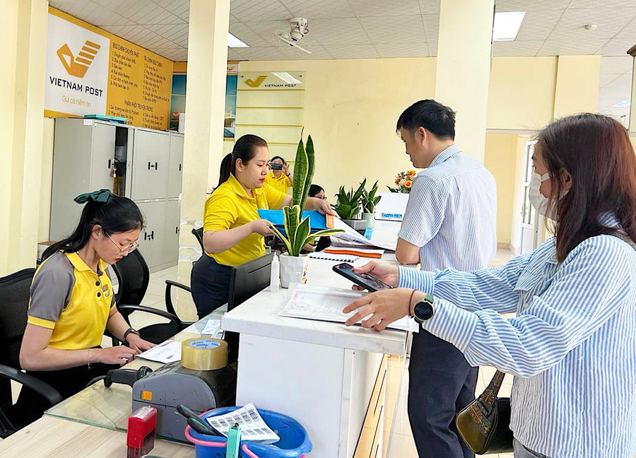 Ngay sau buổi gặp mặt đầu năm, cán bộ, công nhân viên Bưu điện thị xã An Khê trở lại làm việc. Ảnh: Đình Triệu Ngay sau buổi gặp mặt đầu năm, cán bộ, công nhân viên Bưu điện thị xã An Khê trở lại làm việc. Ảnh: Đình Triệu