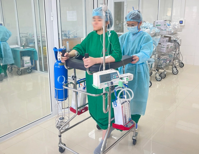 Nữ bệnh nhân ghép phổi đang tập đi lại Nữ bệnh nhân ghép phổi đang tập đi lại