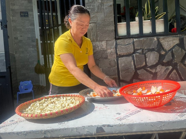 Để có cái Tết đầy đủ món ngon, mẹ tôi phải chuẩn bị từ đầu tháng Chạp Để có cái Tết đầy đủ món ngon, mẹ tôi phải chuẩn bị từ đầu tháng Chạp