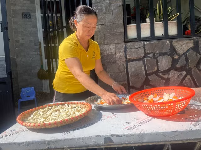 Để có cái Tết đầy đủ món ngon, mẹ tôi phải chuẩn bị từ đầu tháng Chạp