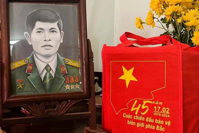 Di ảnh anh hùng - liệt sĩ Nông Văn Giáp