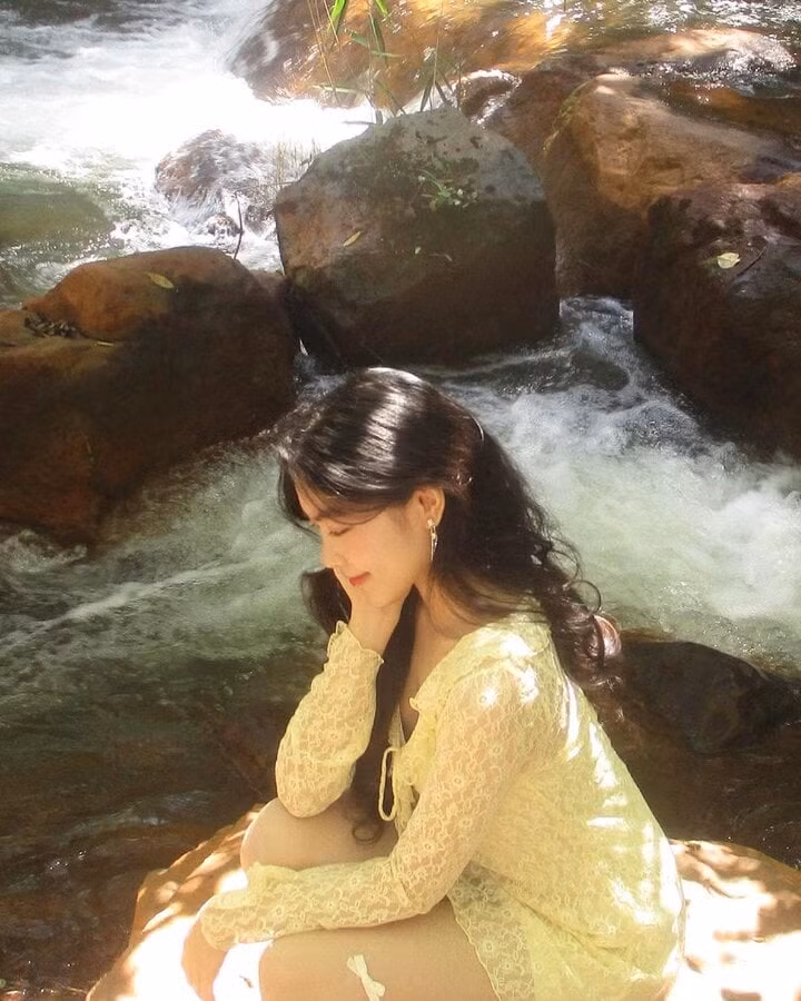 Tuy không quá mặn mà với các hoạt động của làng giải trí nhưng Lọ Lem vẫn thường xuyên cùng bố xuất hiện ở một số sự kiện phù hợp. Cô cũng tham gia nhiều hoạt động thiện nguyện và ủng hộ các chương trình hỗ trợ người nghèo do bố làm MC.