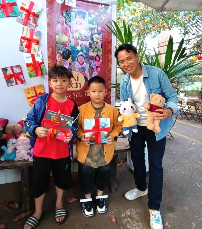 Các bạn nhỏ đổi thú bông nhận lì xì sách