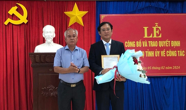 Đồng chí A Pớt, Phó Bí thư Thường trực Tỉnh ủy Kon Tum đã trao quyết định và chúc mừng đồng chí Dương Quang Phục. Đồng chí A Pớt, Phó Bí thư Thường trực Tỉnh ủy Kon Tum đã trao quyết định và chúc mừng đồng chí Dương Quang Phục.