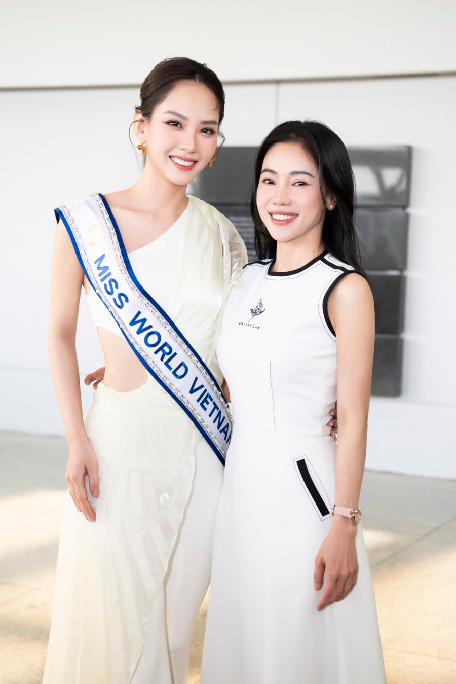 Bà Phạm Kim Dung - Chủ tịch Miss World Vietnam ra sân bay để tiễn Mai Phương. Bà Kim Dung cũng chuẩn bị nhiều món ăn Việt Nam như tôm rim nước dừa, ba rọi xào mắm ruốc, gà sấy khô…để Mai Phương mang theo sang Ấn Độ. Bà Phạm Kim Dung - Chủ tịch Miss World Vietnam ra sân bay để tiễn Mai Phương. Bà Kim Dung cũng chuẩn bị nhiều món ăn Việt Nam như tôm rim nước dừa, ba rọi xào mắm ruốc, gà sấy khô…để Mai Phương mang theo sang Ấn Độ.