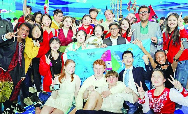 Lê Nguyệt Quỳnh (cầm cúp) cùng thí sinh nước ngoài sau chung kết cuộc thi Nhịp cầu Hán ngữ toàn thế giới 2023. Ảnh: NVCC